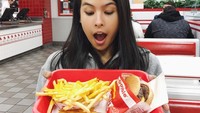Ia juga pernah membagikan momen kulinernya saat membeli burger In-n-Out. Ia memesan paket cheese burger dan kentang goreng. Foto: Instagram @maudyayunda