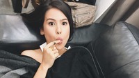 Camilan Maudy Ayunda terbilang sehat, seperti sepiring bluberry yang ia nikmati sambil tiduran itu. Foto: Instagram @maudyayunda