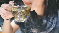Tak hanya kopi, Maudy Ayunda juga menyukai teh hangat. Ini momennya saat menikmati secangkir hangat teh di malam hari. Foto: Instagram @maudyayunda