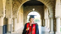 Maudy Ayunda, aktris cantik muda dan berbakat yang baru saja lulus S2 di Stanford University. Ia tampil cantik dengan kebaya berwarna merah dan kain batik di hari kululusannya. Foto: Instagram @maudyayunda