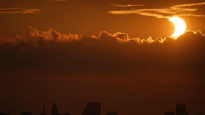 Melihat Lagi Indahnya Gerhana Matahari Cincin di Langit Dunia Fenomena gerhana matahari cincin terlihat di langit berbagai negara dunia. Fenomena gerhana matahari cincin itu terlihat di New York hingga Kanada. Ini fotonya.