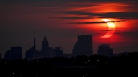 Selain Baltimore, fenomena gerhana matahari cincin juga terlihat di langit Kota New York. (AP Photo/Julio Cortez)