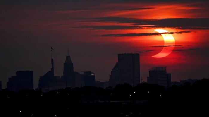 Fenomena gerhana matahari cincin terlihat di langit berbagai negara dunia. Fenomena gerhana matahari cincin itu terlihat di New York hingga Kanada. Ini fotonya.
