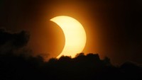 Penampakan gerhana matahari cincin saat dilihat di langit Kota New York, Amerika Serikat, Kamis (10/6/2021). AP Photo/Seth Wenig.