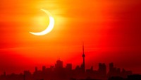 Begini penampakan gerhana matahari cincin di langit Kota Toronto, Kanada, Kamis (10/6/2021) waktu setempat. (Frank Gunn/The Canadian Press via AP)