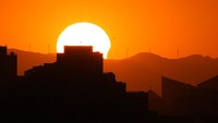 Begini penampakan gerhana matahari cincin di langit Kota Beijing, China, Kamis (10/6/2021). (AP Photo/Ng Han Guan)