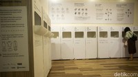 Di bagian depan, pengunjung dapat berkontribusi dengan memasukkan berbagai sampah. Sampah-sampah yang dapat dimasukkan ke drop box ini meliputi styrofoam, kantong plastik, bubble wrap, botol plastik, kemasan makanan kaleng, sampah produk kecantikan dan sampah tekstil untuk upcycle dan recycle.