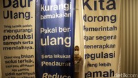 Seorang pengunjung melihat pameranBumi Rumah Kita yang digelar di salah satu pusat perbelanjaan di Jakarta, Kamis (10/6/2021).