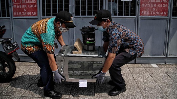 Melihat Penjemputan Limbah Elektronik Warga Jakarta Warga DKI kini tidak perlu bingung lagi dengan limbah elektronik. Limbah elektronik itu kini diambil petugas melalui program e-Waste.