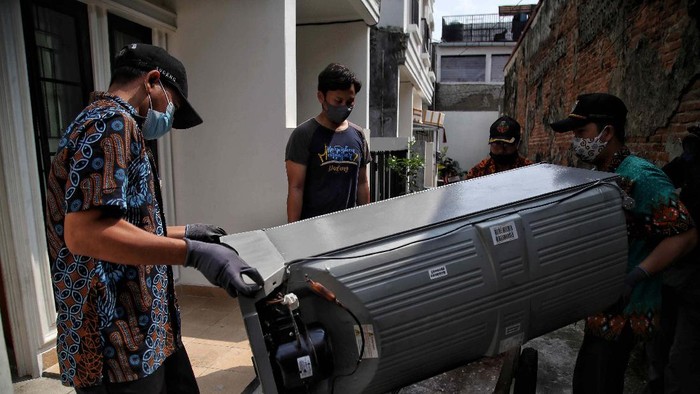 Melihat Penjemputan Limbah Elektronik Warga Jakarta Warga DKI kini tidak perlu bingung lagi dengan limbah elektronik. Limbah elektronik itu kini diambil petugas melalui program e-Waste.