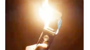 Meme iPhone 6S terbakar sesudah mengunduh iOS 15. Foto: Twitter