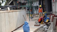 Penataan itu nantinya akan membuat Stasiun Tebet terintegrasi dengan Halte TransJakarta.