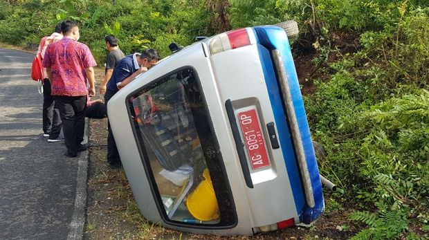 mobil pembawa vaksin kecelakaan di blitar