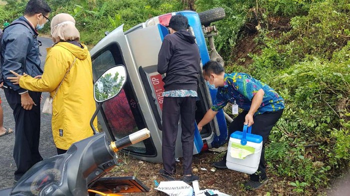 Mobil Pusling Angkut Vaksin Terguling di Blitar Mobil puskesmas keliling (Pusling) yang membawa vaksin AstraZeneca terguling di Blitar. Beruntung penumpang dan vaksin dalam kondisi aman sehingga vaksinasi bisa dilaksanakan.