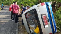 Tiba-tiba mobil banting stir ke kanan, menabrak tebing lalu terguling.
