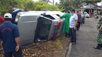 Kecelakaan mobil pusling itu terjadi di Desa Tumpakoyot, Kecamatan Bakung.