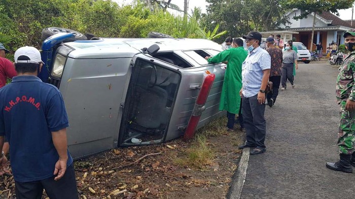 Mobil Pusling Angkut Vaksin Terguling di Blitar Mobil puskesmas keliling (Pusling) yang membawa vaksin AstraZeneca terguling di Blitar. Beruntung penumpang dan vaksin dalam kondisi aman sehingga vaksinasi bisa dilaksanakan.
