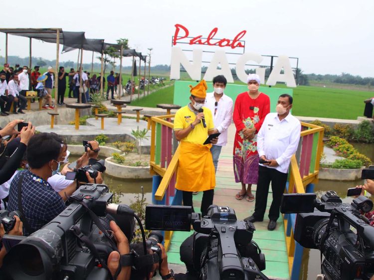 Momen Menparekraf Kunjungi Wisata Pasar Paloh Naga