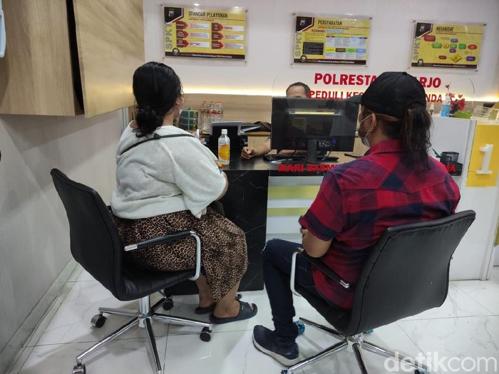 AMN (16) warga Medokan Ayu Surabaya melaporkan debt collector ke Polresta Sidoarjo. Sebab, motor Honda PCX yang ia kendarai diambil paksa dan ia diterlantarkan di Sidoarjo