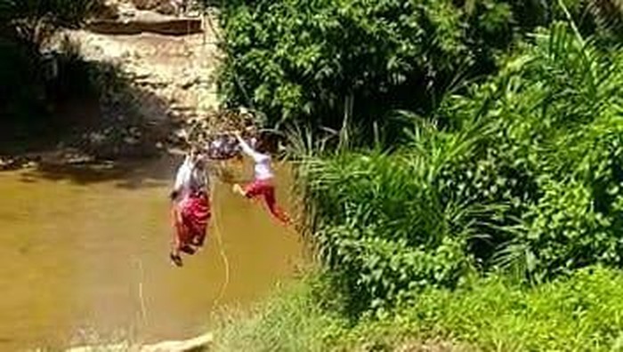 Murid SD di Riau nyeberang sungai bak flying fox