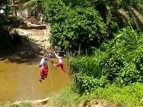 Murid SD di Riau nyeberang sungai bak flying fox