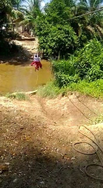 Murid SD di Riau nyeberang sungai bak flying fox