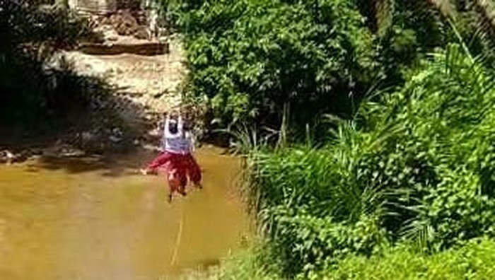 Murid SD di Riau nyeberang sungai bak flying fox