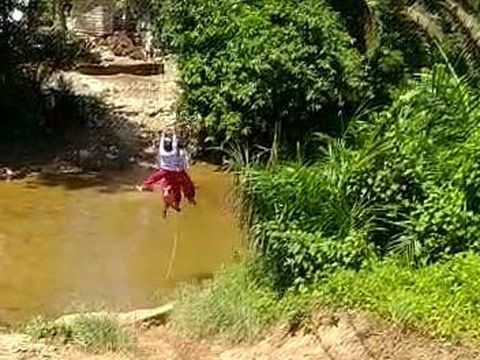 Murid SD di Riau nyeberang sungai bak flying fox