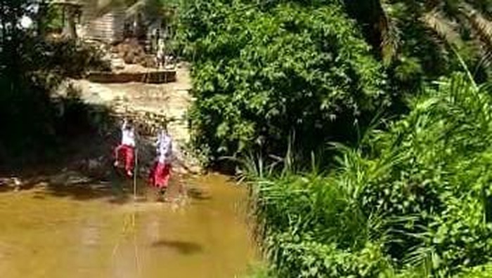 Murid SD di Riau nyeberang sungai bak flying fox