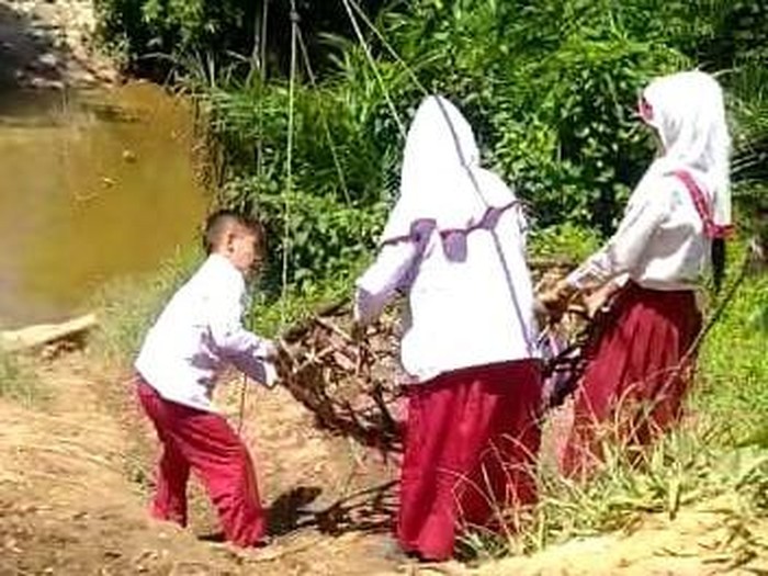 Murid SD di Riau nyeberang sungai bak flying fox