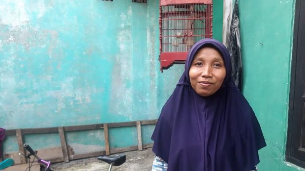 Nia, warga Cakung Barat yang terdampak gangguan air PAM.