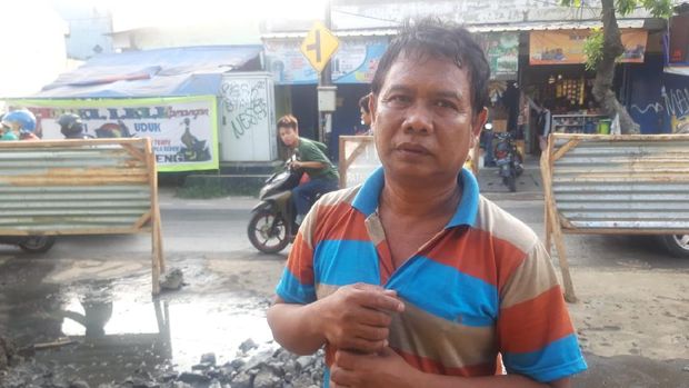Paklan, warga Cakung Barat yang sempat terdampak gangguan air PAM.