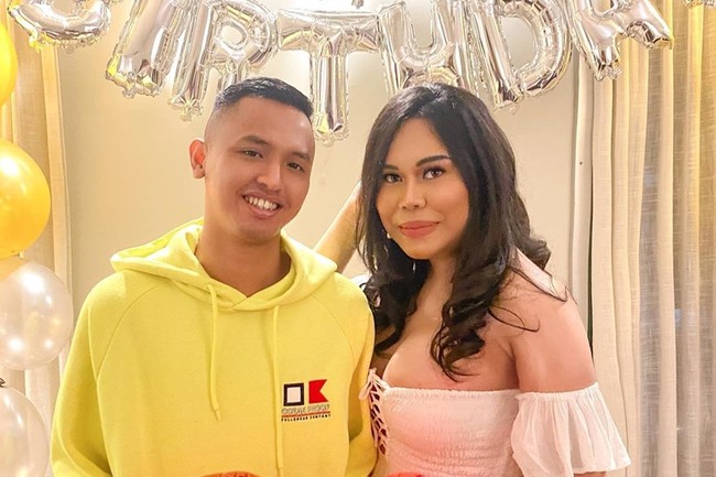 Terakhir ada selebgram sekaligus YouTuber Stasya Bwarlele. Stasya mengaku bahwa dirinya merupakan seorang transgender. Melalui media sosialnya, Stasya juga sering membagikan momennn kebersamaan dengan pasangannya, Sigit. Namun belakangan hubungan keduanya digosipkan retak. Foto: Instagram.com/stasyabwar26