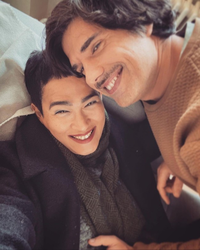 Sempat mengejutkan publik, Oscar Lawalata secara terang-terangan mempublikasikan hubungan asmaranya dengan seorang pria bule asal Jerman. Oscar sendiri tampak sering memamerkan kemesraannya dengan kekasihnya itu di akun Instagramnya. Foto: Instagram.com/oscarlawalata