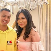 Terakhir ada selebgram sekaligus YouTuber Stasya Bwarlele. Stasya mengaku bahwa dirinya merupakan seorang transgender. Melalui media sosialnya, Stasya juga sering membagikan momennn kebersamaan dengan pasangannya, Sigit. Namun belakangan hubungan keduanya digosipkan retak. Foto: Instagram.com/stasyabwar26