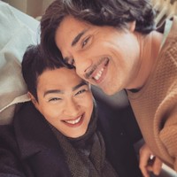 Sempat mengejutkan publik, Oscar Lawalata secara terang-terangan mempublikasikan hubungan asmaranya dengan seorang pria bule asal Jerman. Oscar sendiri tampak sering memamerkan kemesraannya dengan kekasihnya itu di akun Instagramnya. Foto: Instagram.com/oscarlawalata