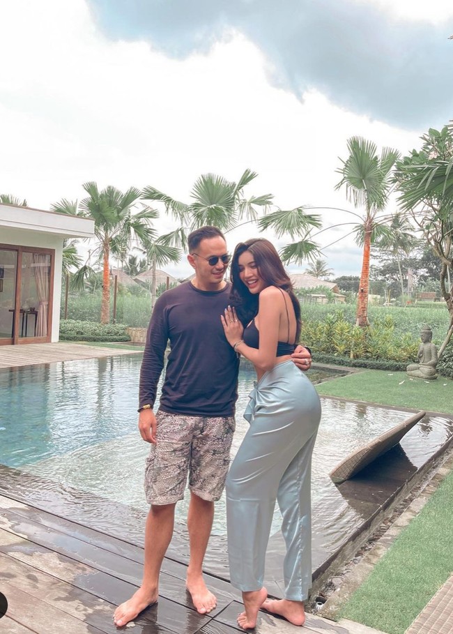 Keponakan Ashanty yang satu ini, Millen Cyrus memang sempat beberapa kali memperlihatkan kedekatannya dengan para pria. Sebelumnya Millen pernah digosipkan dekat dengan pria bule. Kini dirinya dikabarkan telah memiliki gandengan baru usai mengunggah foto kebersamaannya dengan seorang pria di Instagram. Foto: Instagram.com/millencyrus