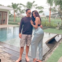 Keponakan Ashanty yang satu ini, Millen Cyrus memang sempat beberapa kali memperlihatkan kedekatannya dengan para pria. Sebelumnya Millen pernah digosipkan dekat dengan pria bule. Kini dirinya dikabarkan telah memiliki gandengan baru usai mengunggah foto kebersamaannya dengan seorang pria di Instagram. Foto: Instagram.com/millencyrus