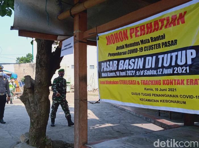 Pasar Basin, Klaten ditutup dan dipatroli Satgas COVID-19, Kamis (10/6/2021).