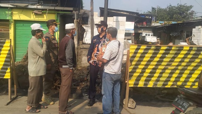 Pelaksana Tugas (Plt) Lurah Cakung Barat, Daniel Wisnu Parulian meninjau lokasi proyek yang akibatkan air bersih PAM terganggu.