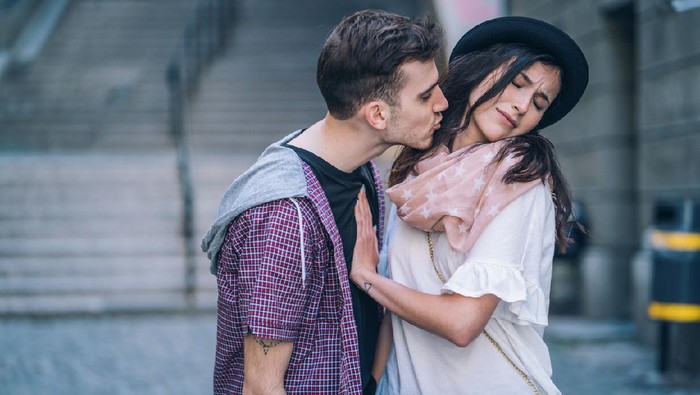 pelecehan Attractive woman ignoring and pushing away young male that is trying to kiss her