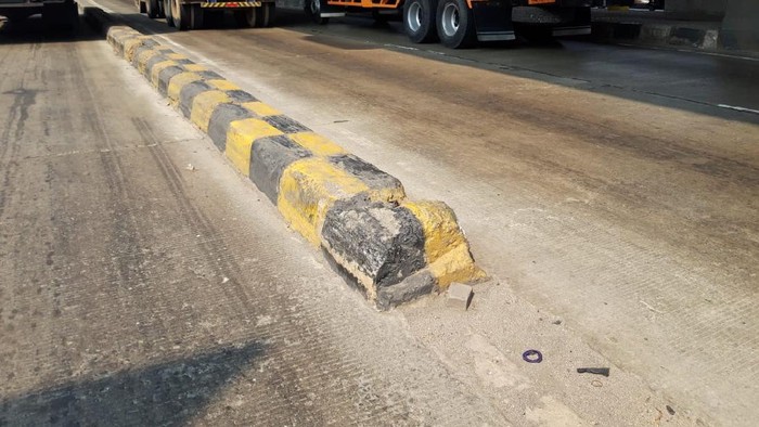 Pembatas Jalan di depan Halte Bus Airin di Jl Raya Cilincing, yang belum dipasang rambu. Jadi tempat rawan kecelakaan.
