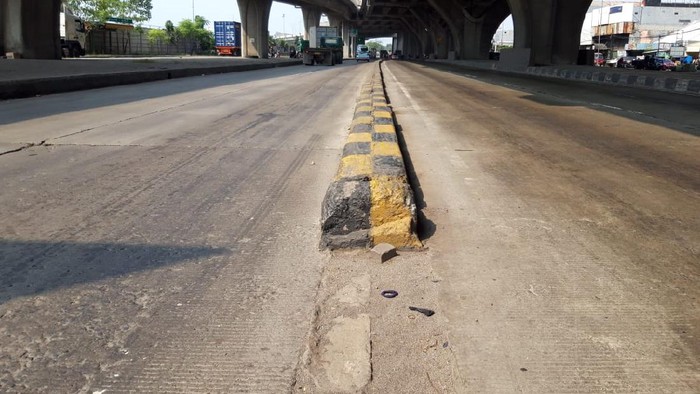 Pembatas Jalan di depan Halte Bus Airin di Jl Raya Cilincing, yang belum dipasang rambu. Jadi tempat rawan kecelakaan.