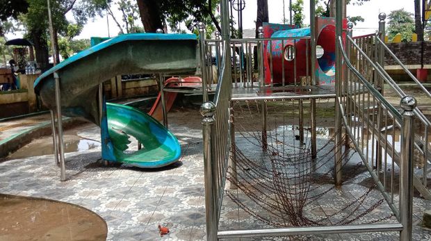 Penampakan perosotan di taman depan rumah Gubsu Edy Rahmayadi yang rusak