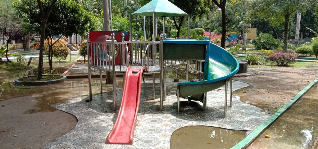 Penampakan perosotan di taman depan rumah Gubsu Edy Rahmayadi yang rusak