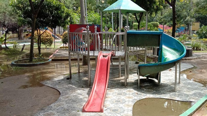 Penampakan perosotan di taman depan rumah Gubsu Edy Rahmayadi yang rusak
