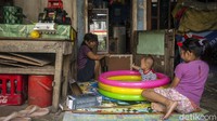 Untuk diketahui, ada sejumlah rumah tangga yang tidak dapat diusulkan dalam DTKS yaitu ada anggota rumah tangga yang menjadi pegawai tetap BUMN/PNS/TNI/Polri/anggota DPR/DPRD, rumah tangga memiliki mobil, rumah tangga memiliki tanah/lahan dan bangunan dengan NJOP di atas Rp1 milyar, sumber  air utama yang digunakan rumah tangga untuk minum adalah air kemasan bermerek (tidak termasuk air isi ulang), serta dinilai tidak miskin oleh masyarakat setempat.
