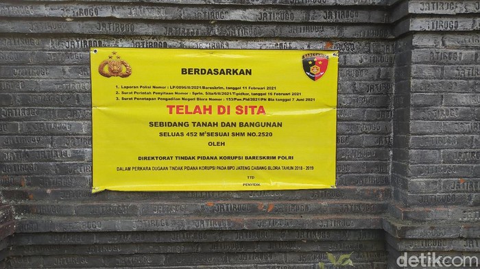 Petugas saat menempel stiker dan spanduk sita di rumah politikus PDIP Blora Teguh Kristianto, Kamis (10/6/2021)
