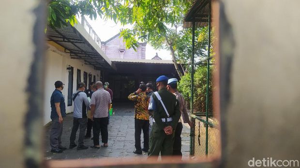 Petugas saat menempel stiker dan spanduk sita di rumah politikus PDIP Blora Teguh Kristianto Petugas saat menempel stiker dan spanduk sita di rumah politikus PDIP Blora Teguh Kristianto, Kamis (10/6/2021)