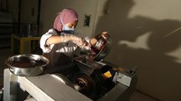 Pekerja memproses biji kakao menjadi bungkil coklat di Dusun Kakao Glenmore, Perkebunan Kendeng Lembu, PTPN XII, Banyuwangi, Jawa Timur, Rabu (9/6/2021).